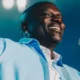 Akon revela regras em relacionamento poliamoroso com suas esposas.webp