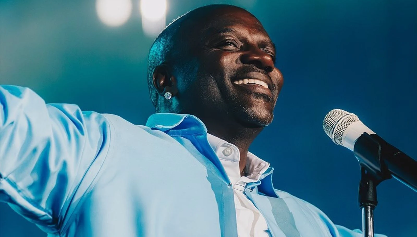 Akon revela regras em relacionamento poliamoroso com suas esposas.webp