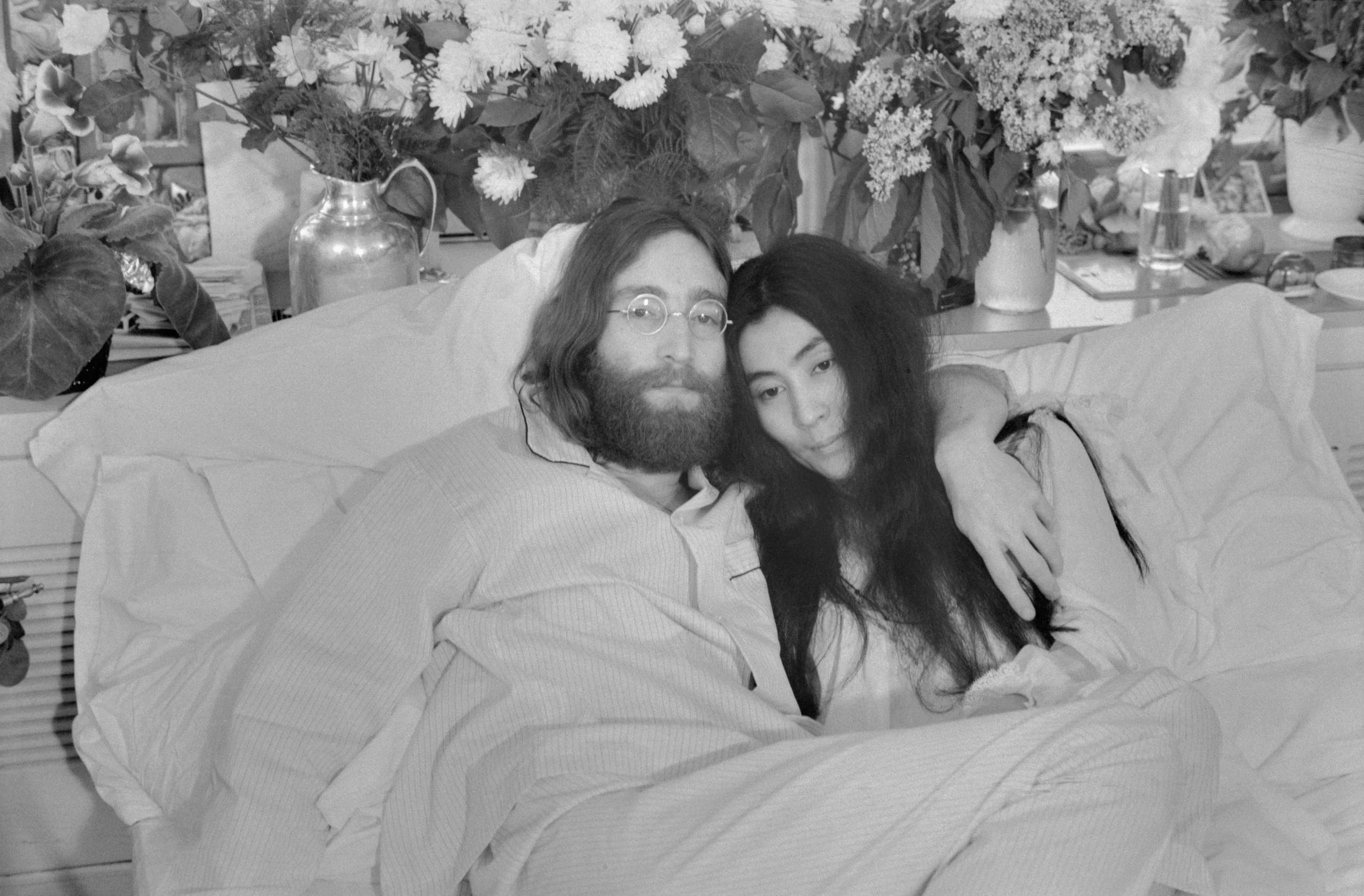 Apos processar L7NNON Yoko Ono impede venda de cerveja.webp