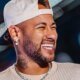 Atitude de Neymar em foto de loira nao passa despercebida