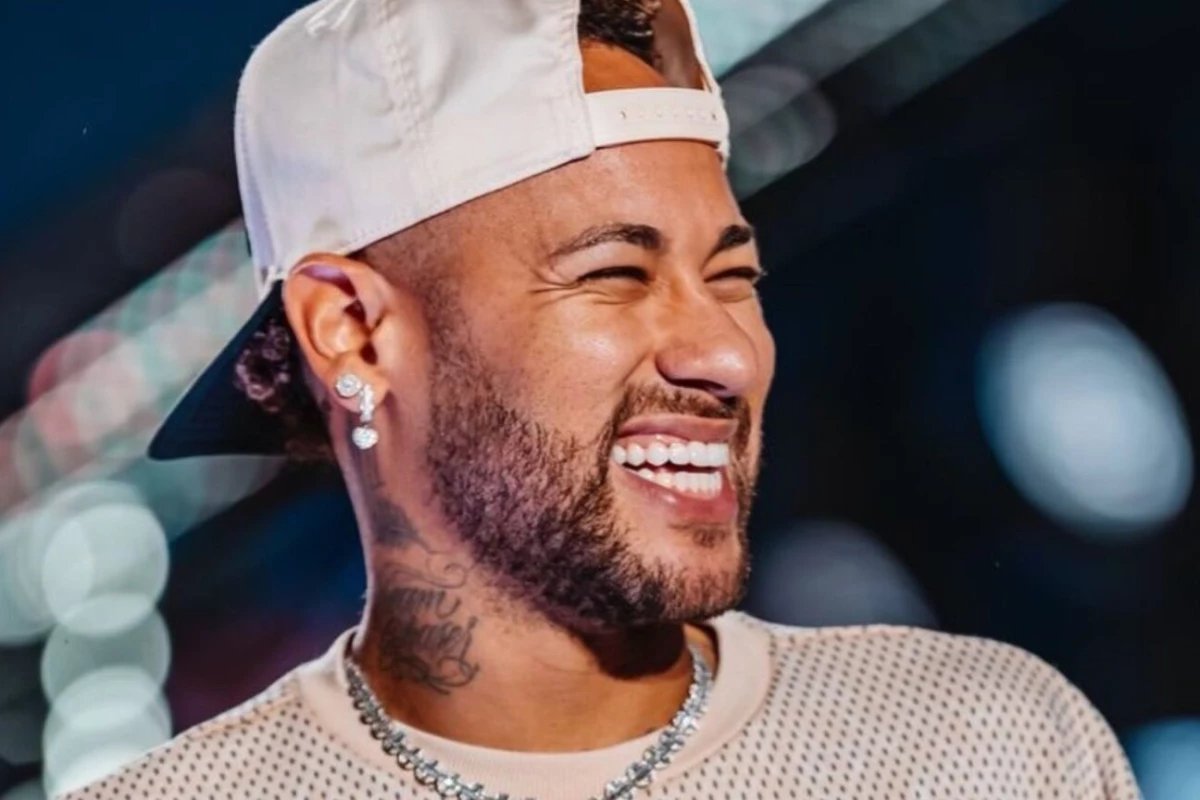 Atitude de Neymar em foto de loira nao passa despercebida
