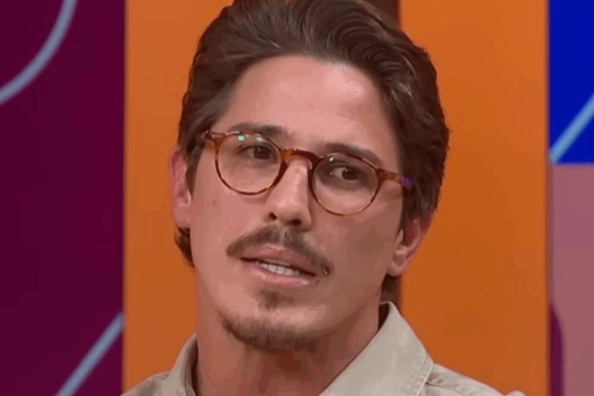 Ator Romulo Arantes Neto retorna a Globo e entrega clima