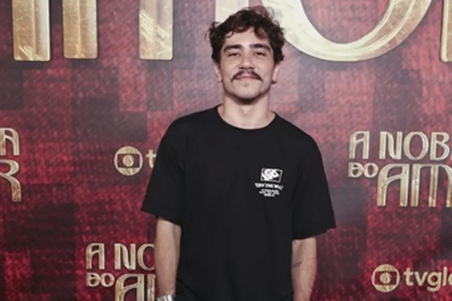 Ator de Avenida Brasil virou pai solo apos perder.webp