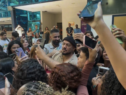 Belo visita universidade no Rio e atrai multidao de fas