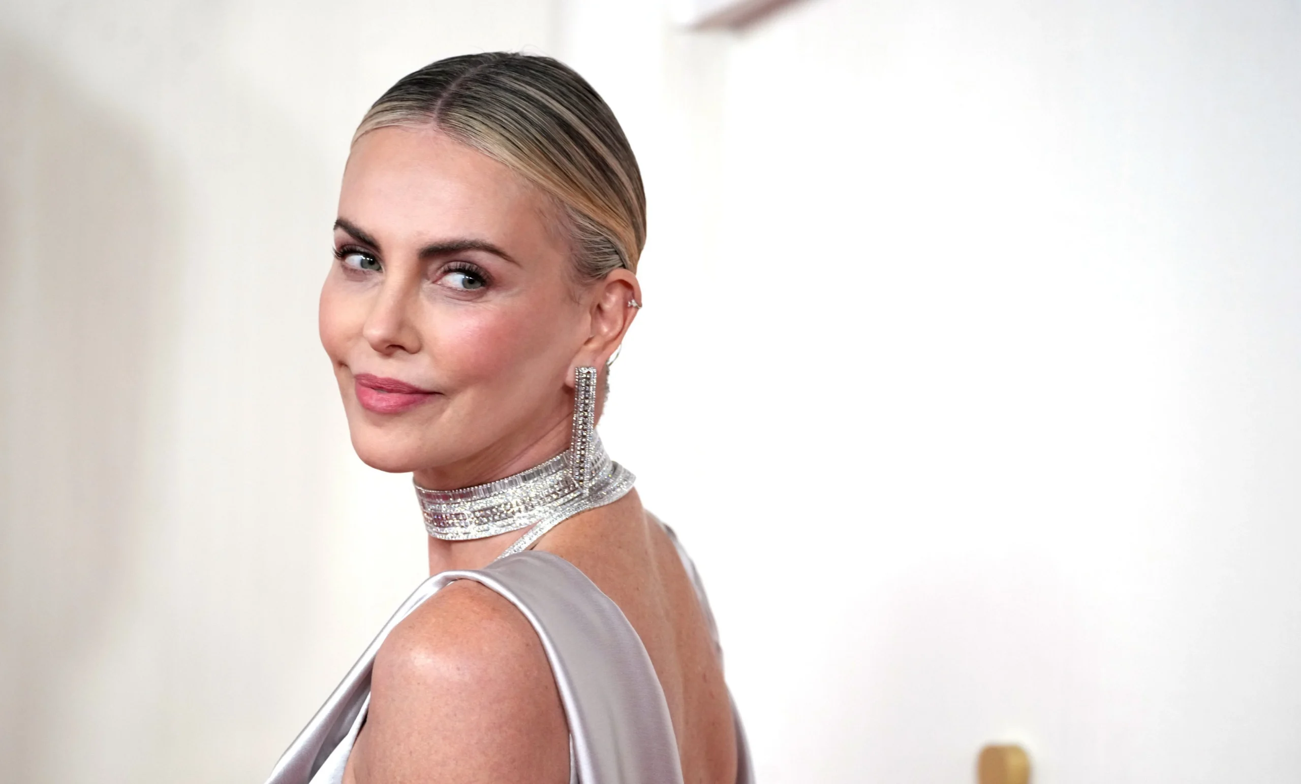 Charlize Theron expoe dificuldade ao viver deusa grega Brutal.webp