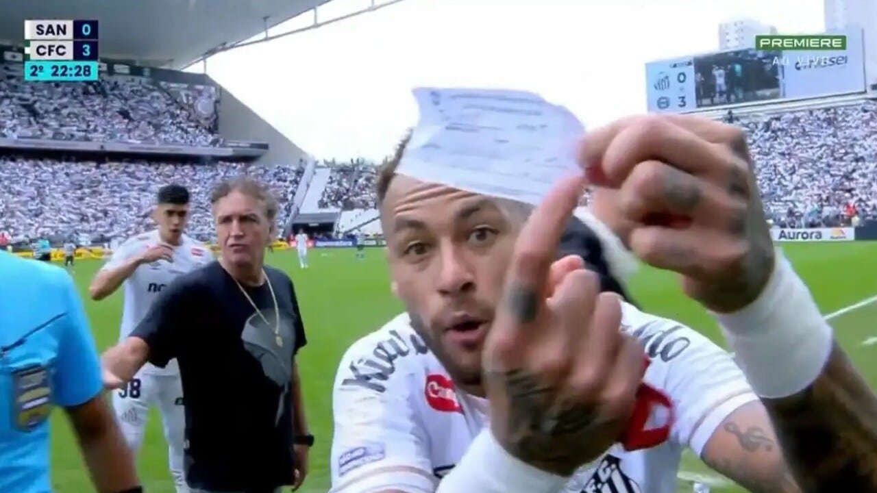 Erro bizarro da arbitragem tira Neymar de campo por engano