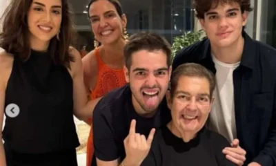Faustao aparece em foto rara ao lado da familia.webp