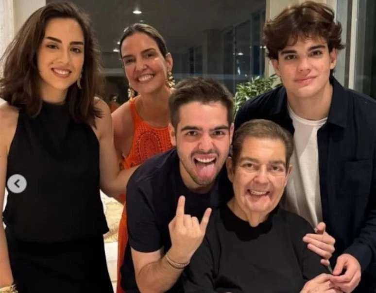 Faustao aparece em foto rara ao lado da familia.webp