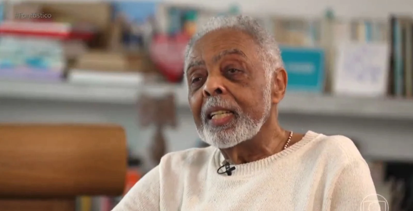Gilberto Gil surge em momento raro em mercado Refazenda.webp