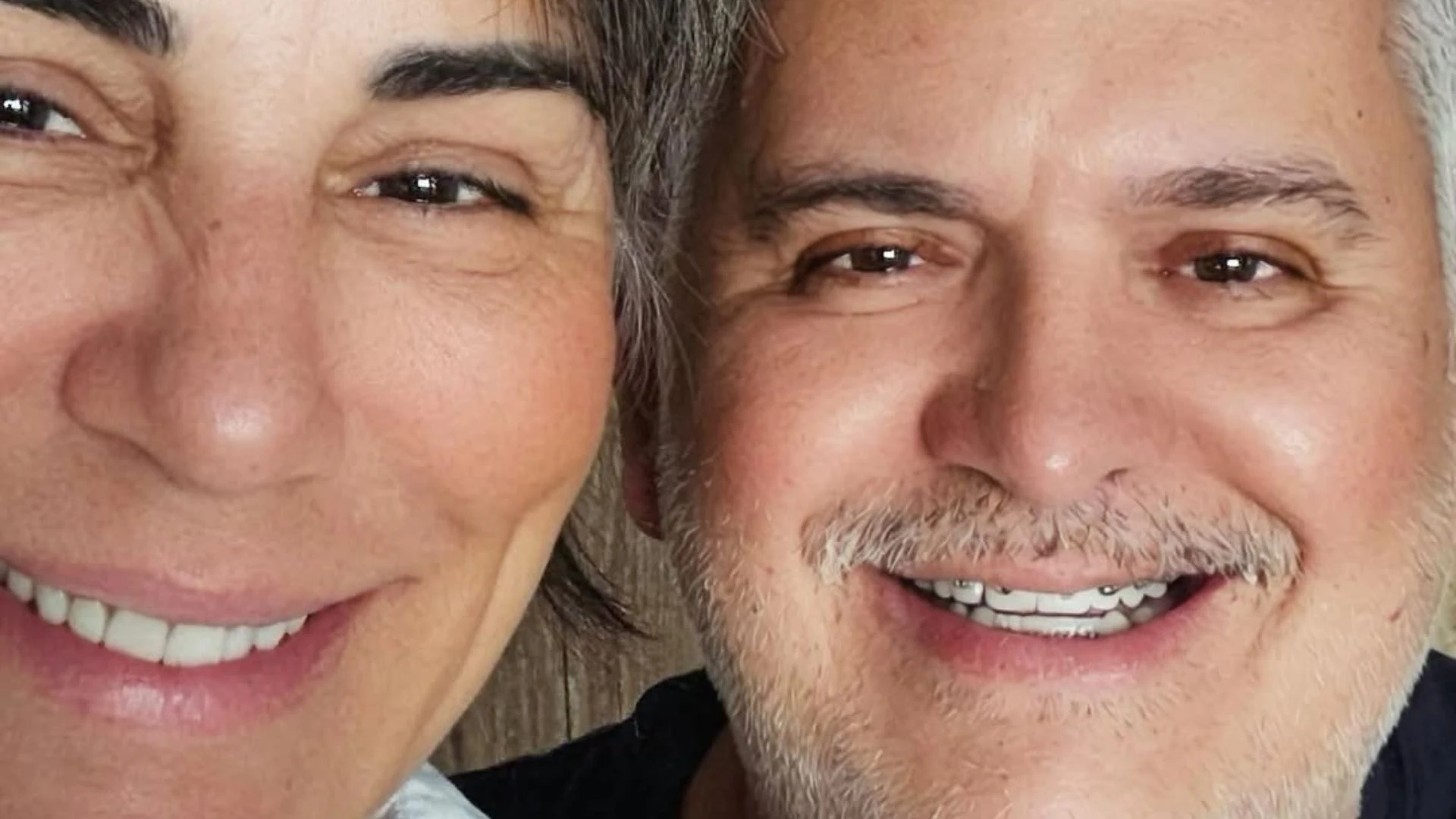 Gloria Pires surge em momento descontraido com o marido.webp