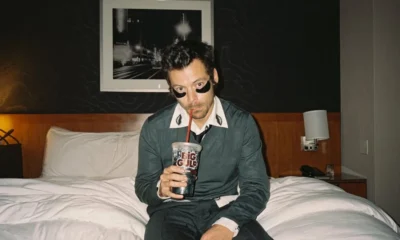 Harry Styles estreia turne com camera especial e faixas.webp