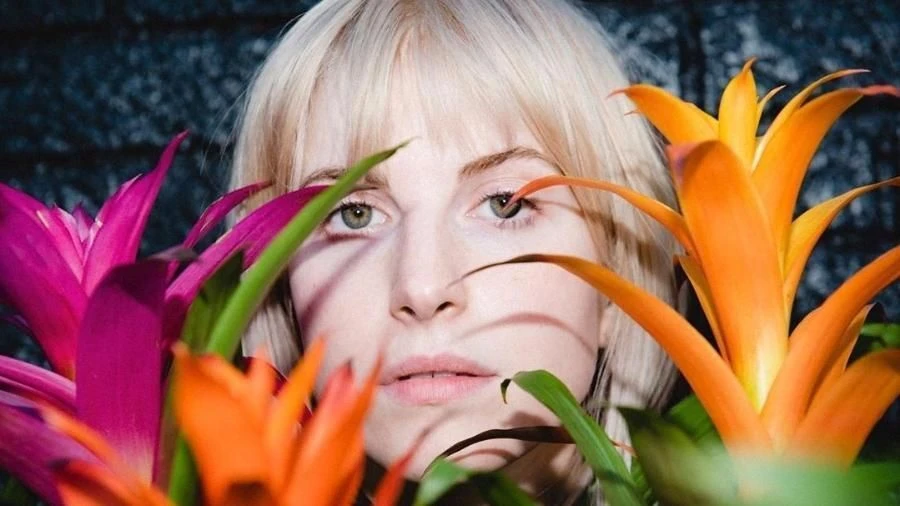 Hayley Williams fala sobre sua primeira turne solo Me.webp