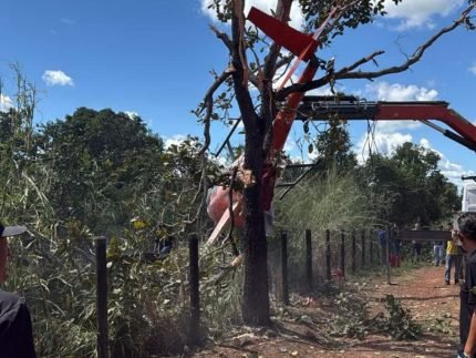 Helicoptero de Henrique e Juliano faz pouso forcado em fazenda