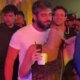 Henrique dupla de Juliano puxa o cabelo da esposa durante