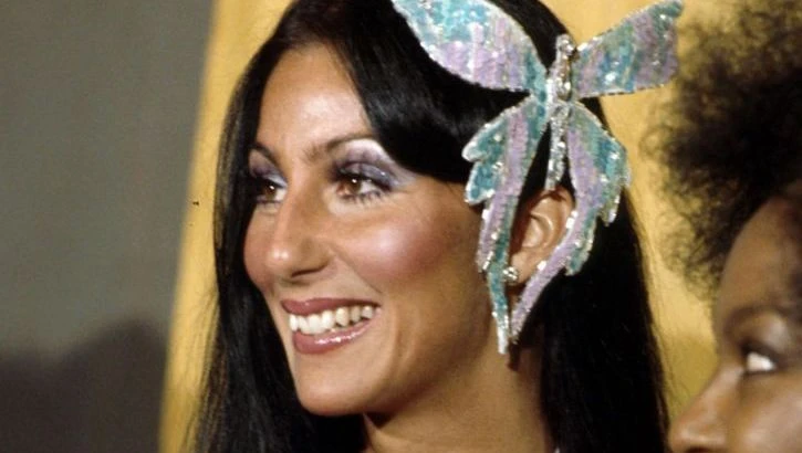 Icone da cultura pop Cher completa 80 anos relembre.webp
