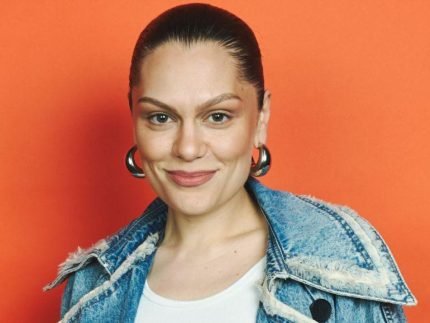 Jessie J celebra remissao do cancer de mama Solucei durante