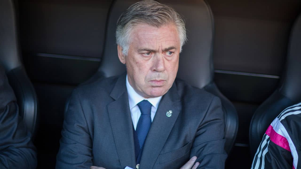 Lateral cotado para a Selecao abandona jogo da Copa do