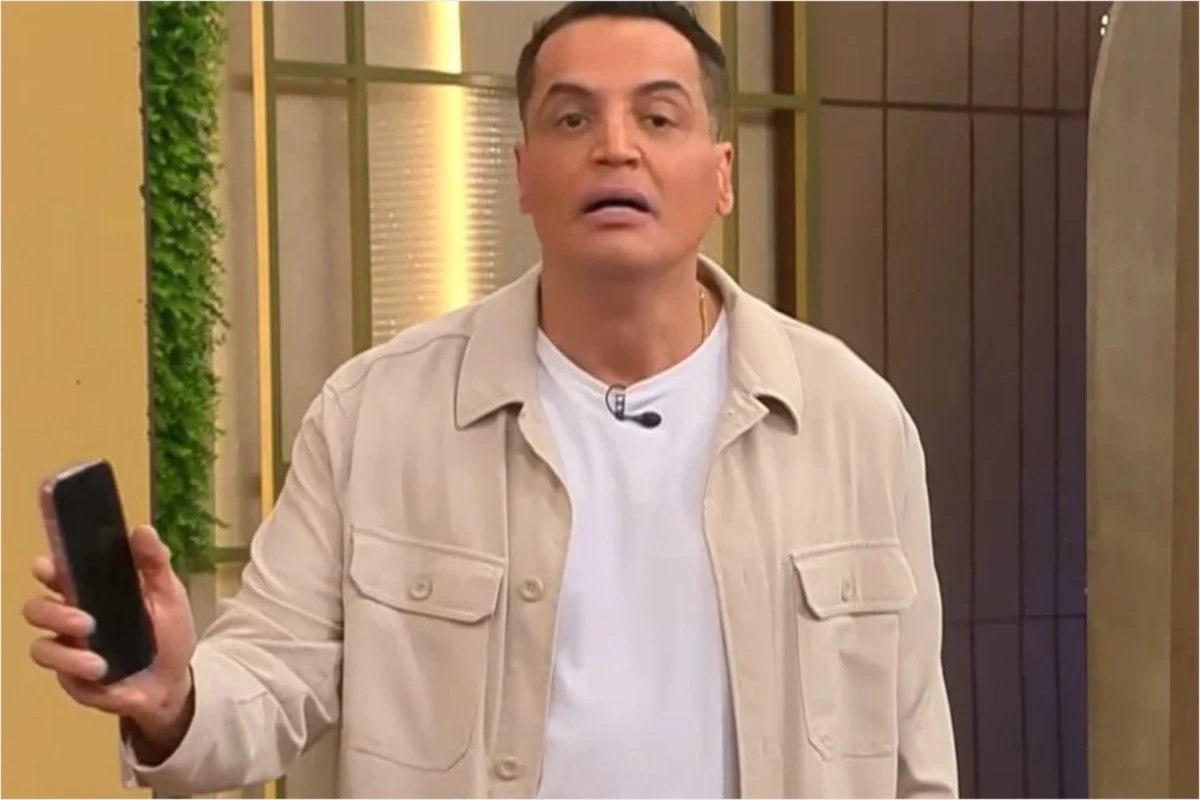 Leo Dias surge em transmissao com pe imobilizado e revela