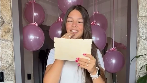 Leonardo presenteia neta com dinheiro para viagem a Disney.webp