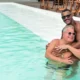 Milton Cunha curte piscina com marido em hotel na.webp