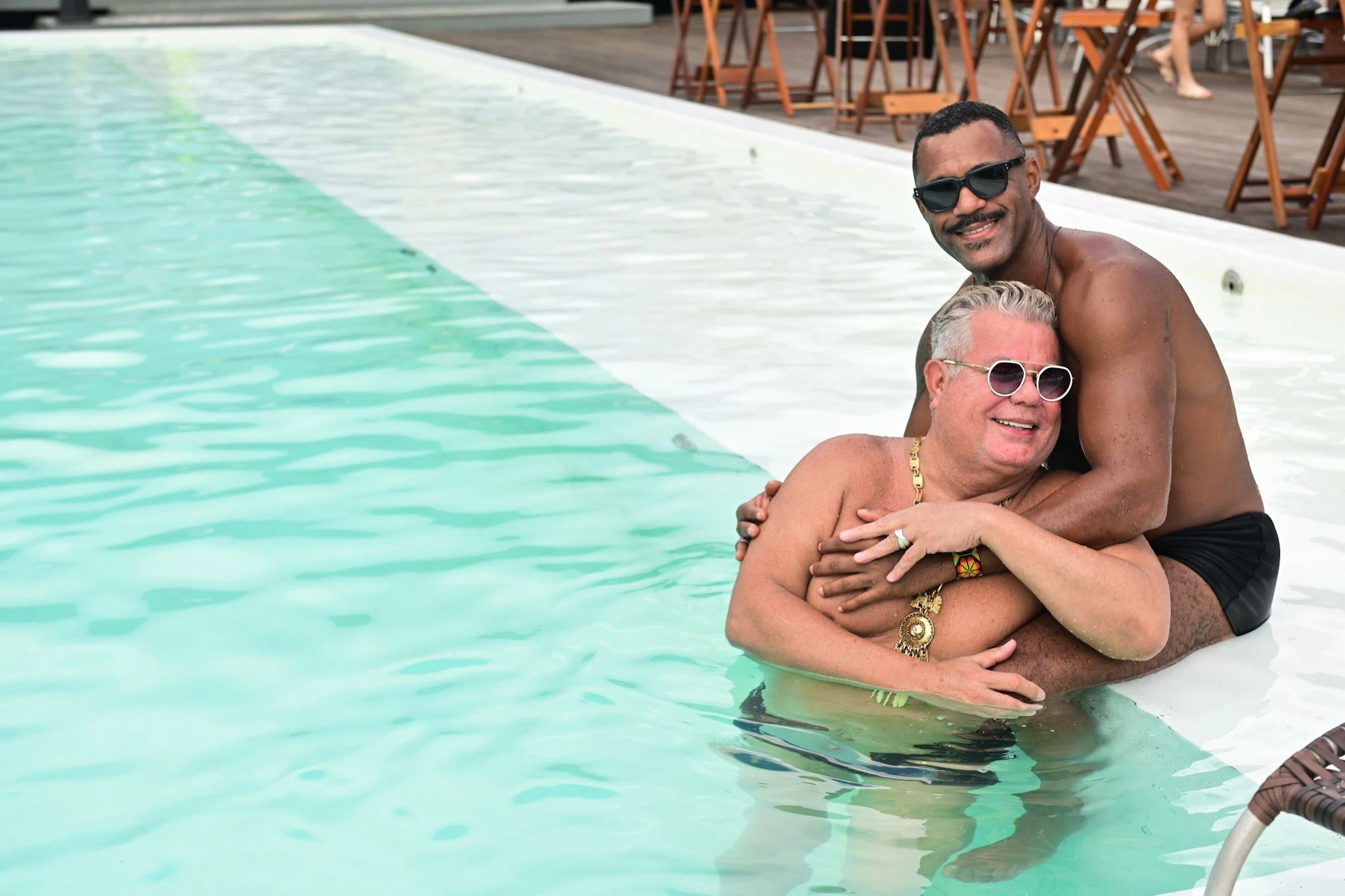 Milton Cunha curte piscina com marido em hotel na.webp