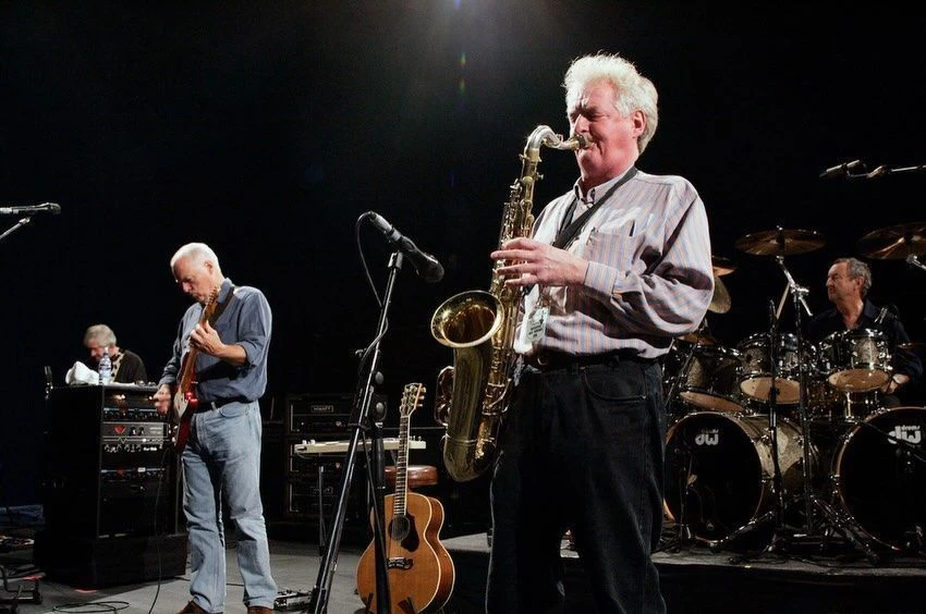 Morre Dick Parry saxofonista do Pink Floyd aos 83.webp