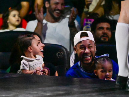 Neymar fecha sessao de circo para amigos e familia em