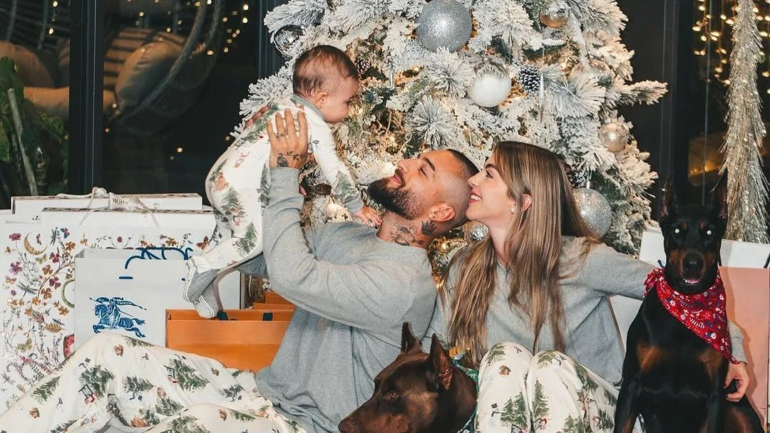 No Dia das Maes Maluma e namorada anunciam gravidez.webp