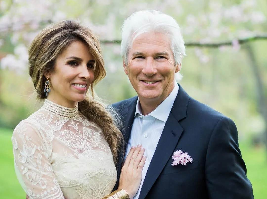 Richard Gere celebra 8 anos de casamento com esposa.webp
