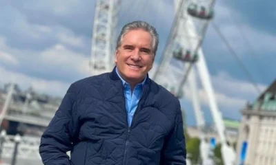 Roberto Justus posa ao lado de todos os filhos.webp