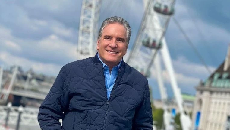 Roberto Justus posa ao lado de todos os filhos.webp