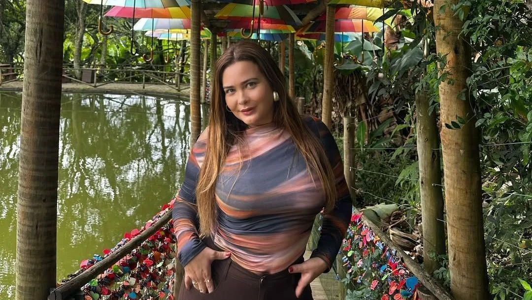 Solteira Geisy Arruda posa em ponte do amor e.webp
