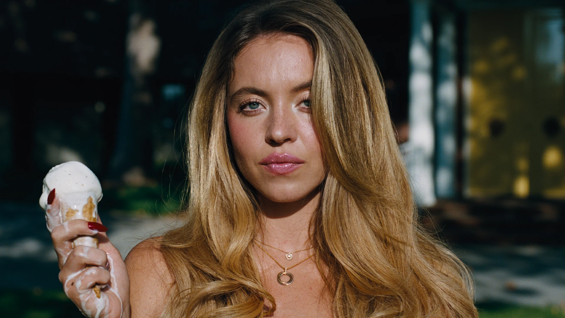 Sydney Sweeney causa polemica em cena de novo episodio.webp