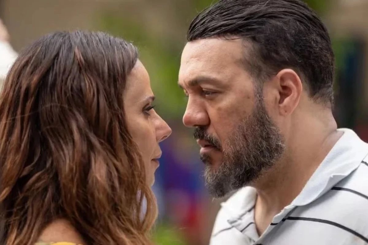 Viviane Araujo reclama de Belo e cantor e obrigado a