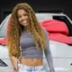 Viviane Noronha ex de Poze conquista 1o carro zero.webp