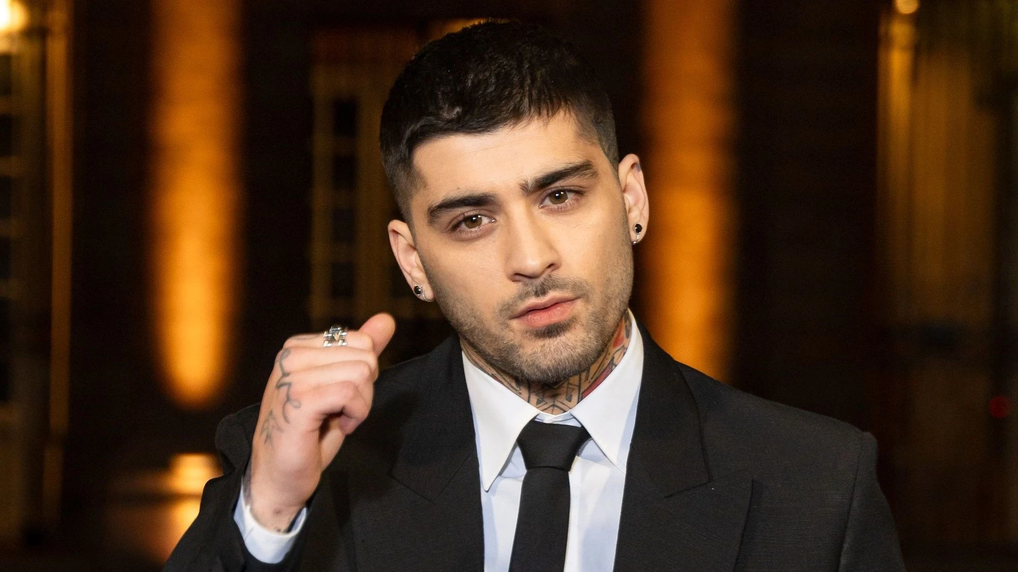 Zayn Malik rebate criticas apos polemica em hotel Sao.webp