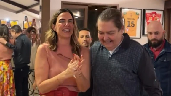 Apos internacao Faustao faz rara aparicao no aniversario da.webp