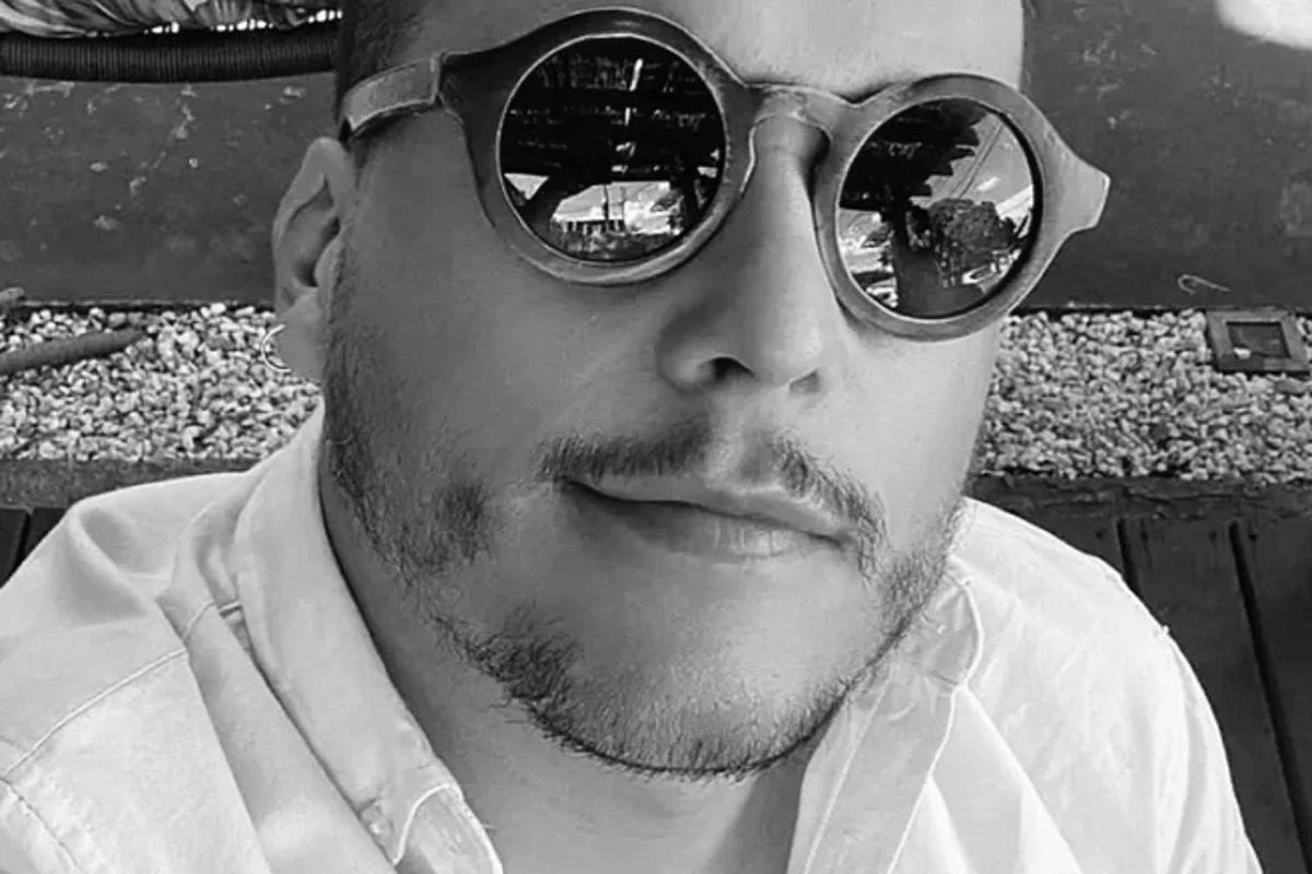 Ator achado morto em suite de motel esteve acompanhado por