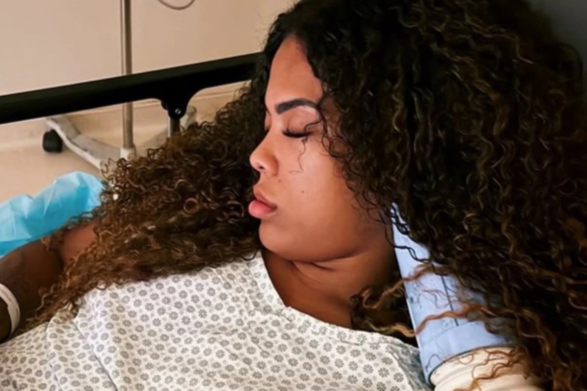 Cantora Marvvila passa por cirurgia na mao e retira dedo