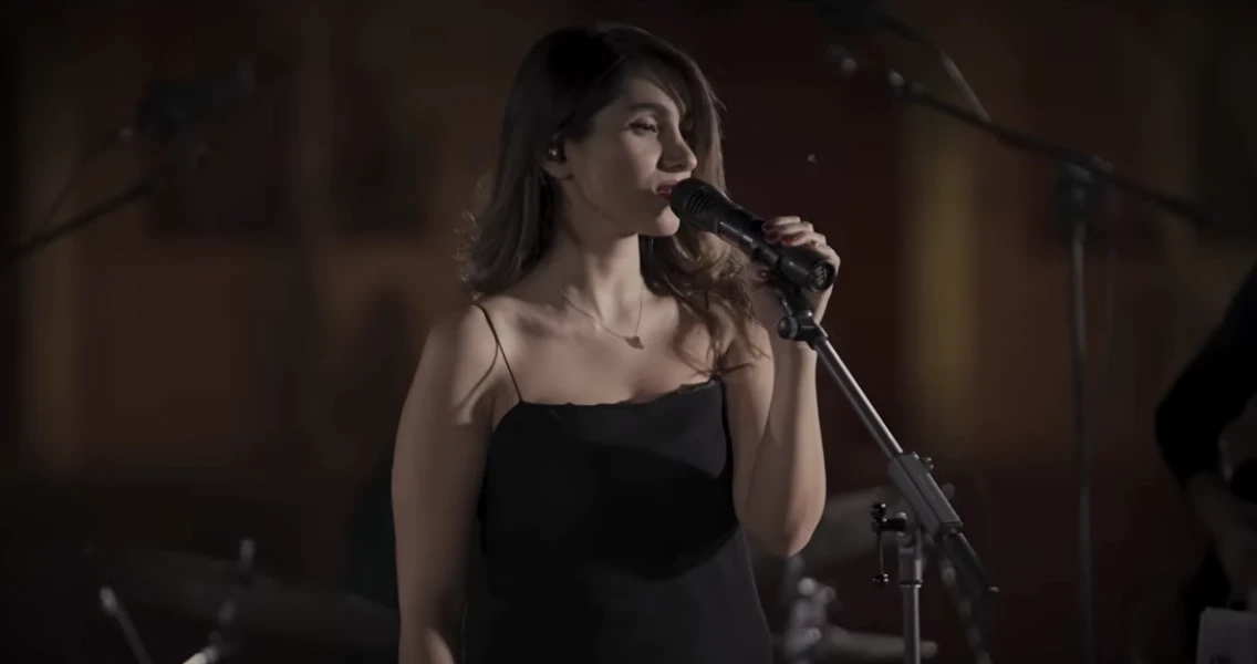 Cantora iraniana e condenada a 74 chibatadas diz ONG.webp