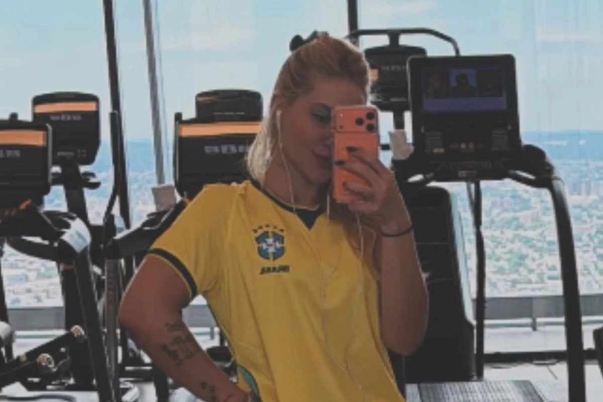 Com camisa da Selecao Virginia Fonseca treina pesado nos EUA