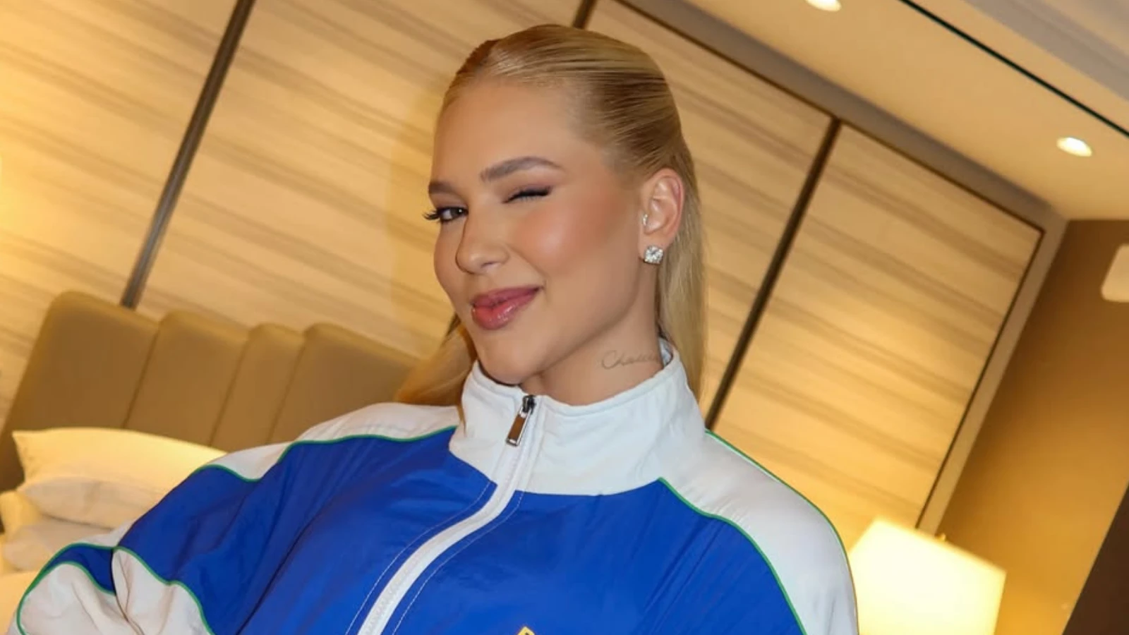 Com tanquinho a mostra Virginia posta look para estreia.webp