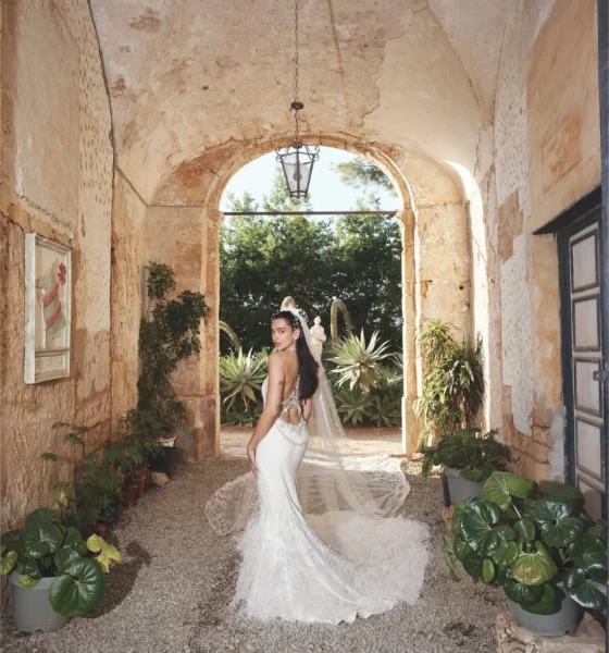 Dua Lipa compartilha fotos ineditas de festa de casamento.webp