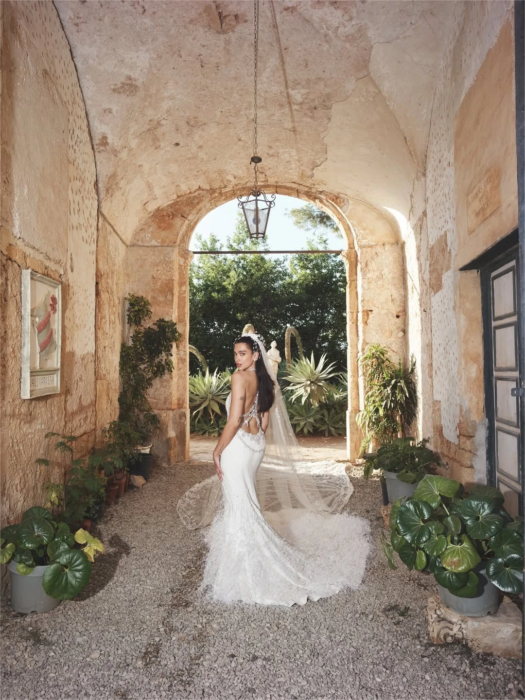 Dua Lipa compartilha fotos ineditas de festa de casamento.webp
