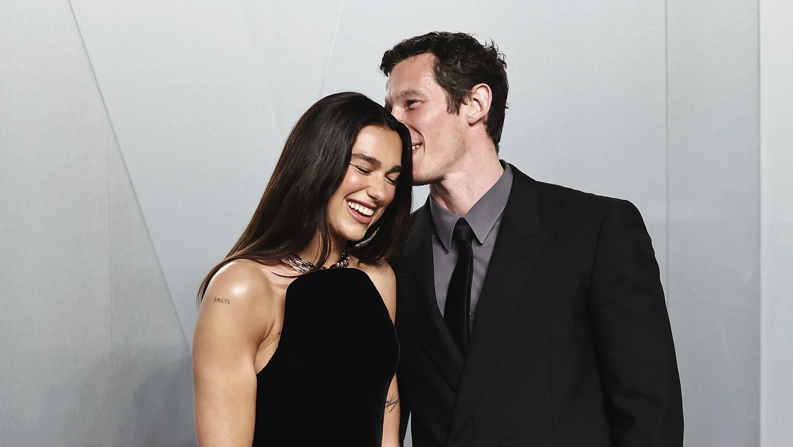 Dua Lipa e Callum Turner sao flagrados aos beijos.webp