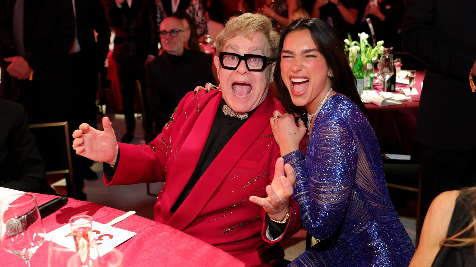 Elton John canta em casamento de Dua Lipa e.webp