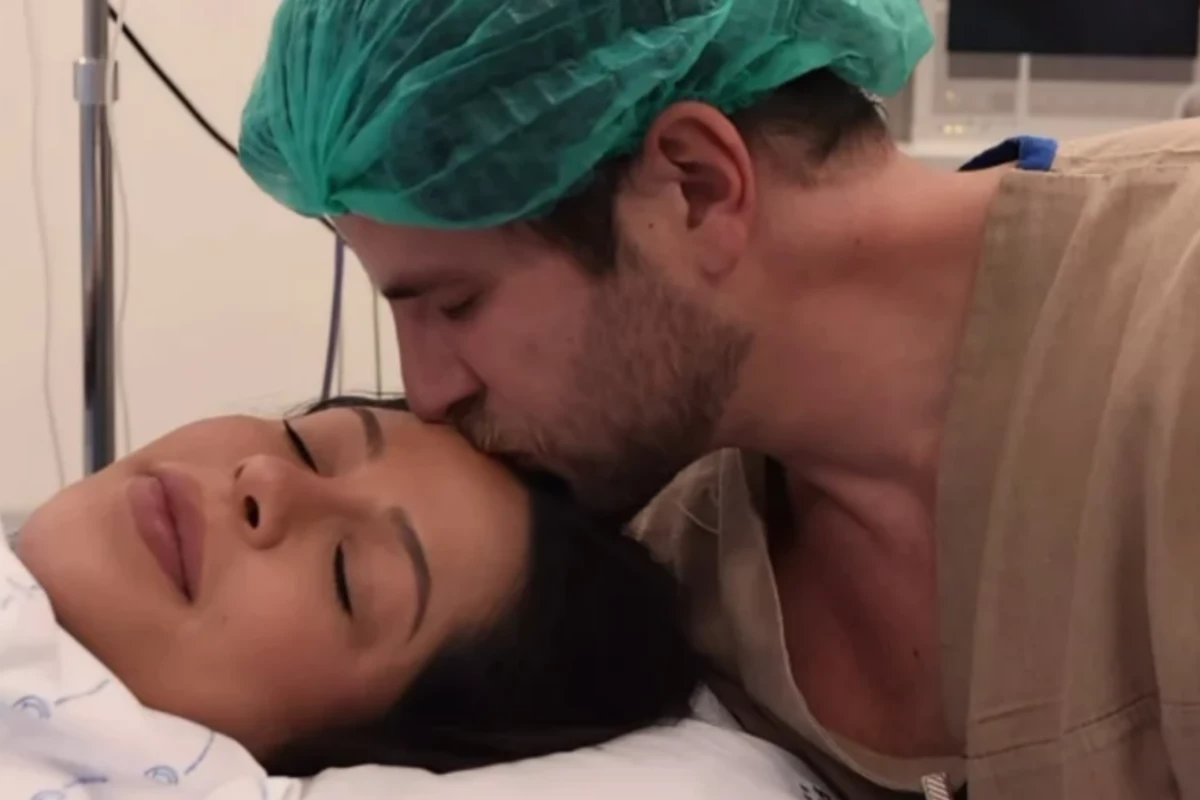 Ex BBBs Gustavo e Lais dao boas vindas a primeira filha e