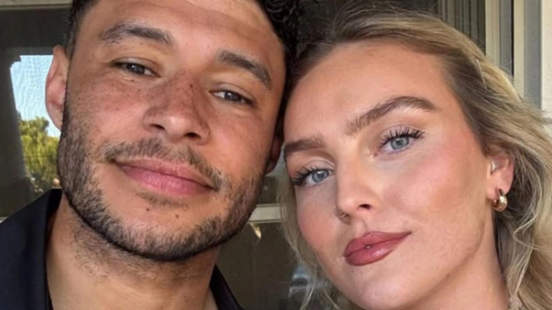 Ex Little Mix Perrie Edwards casa com jogador