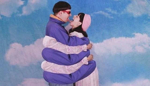 Ex namorada se pronuncia apos morte de Oliver Tree no.webp