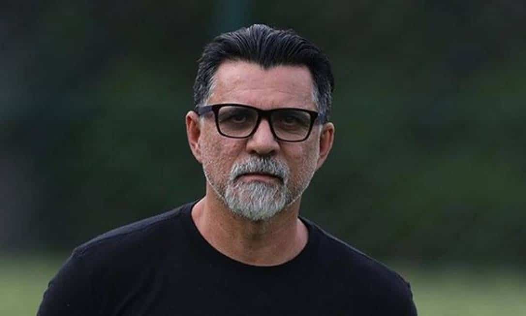 Ex zagueiro da Selecao Brasileira e detido em aeroporto antes de
